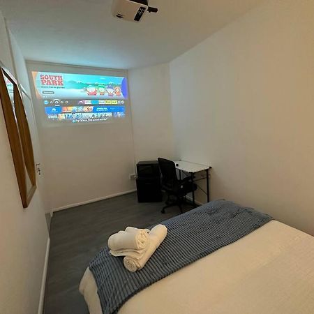 Small Cozy Private Bedroom Zone1 Londra Dış mekan fotoğraf
