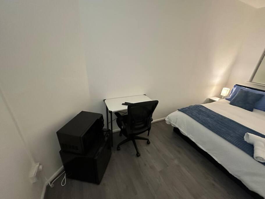 Small Cozy Private Bedroom Zone1 Londra Dış mekan fotoğraf